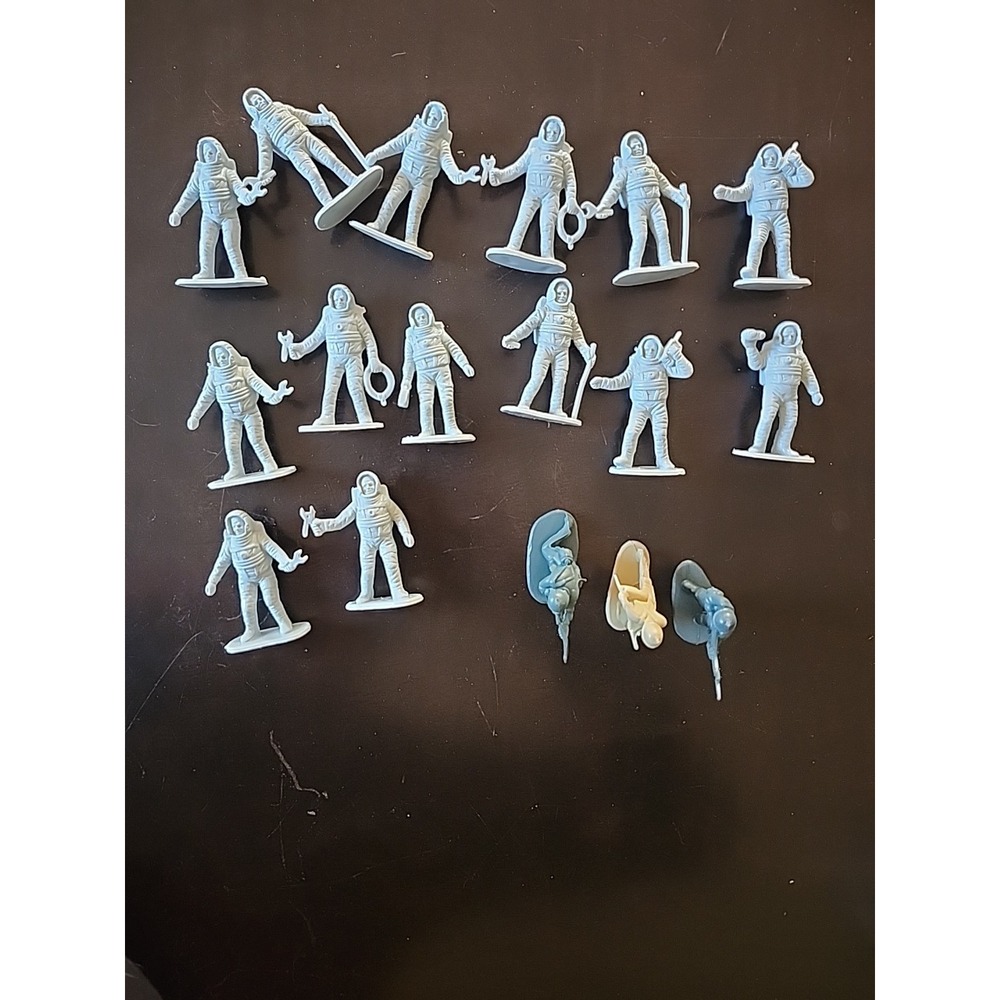 Lot Of 14 Toy Astronauts Vintage Spacemen Figures Plastic 2" Tall